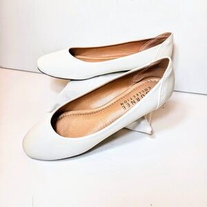 Journee Collection Kavn White Slip On Round Toe Ballet Flat Shoe